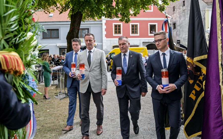 Polaganjem vijenaca, prigodnim govorima te molitvom kod Križa zahvalnosti u Varaždinu Obilježen Dan oslobođenja Grada Varaždina i Dan branitelja Varaždinske županije