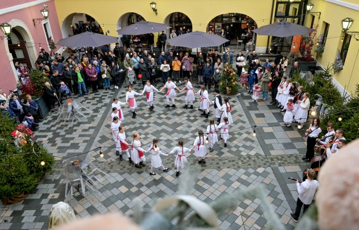 “Advent s pričom“ u atriju Županijske palače: pjesma, mirisi domaćih kolača i dolazak Svetog Nikole