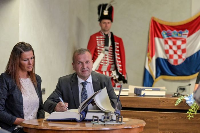 Čelni ljudi Varaždinske županije upisali se u Knjigu instalacija