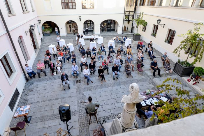 Ivanečki pjesnici u atriju priredili lijepu poetsko-glazbenu večer