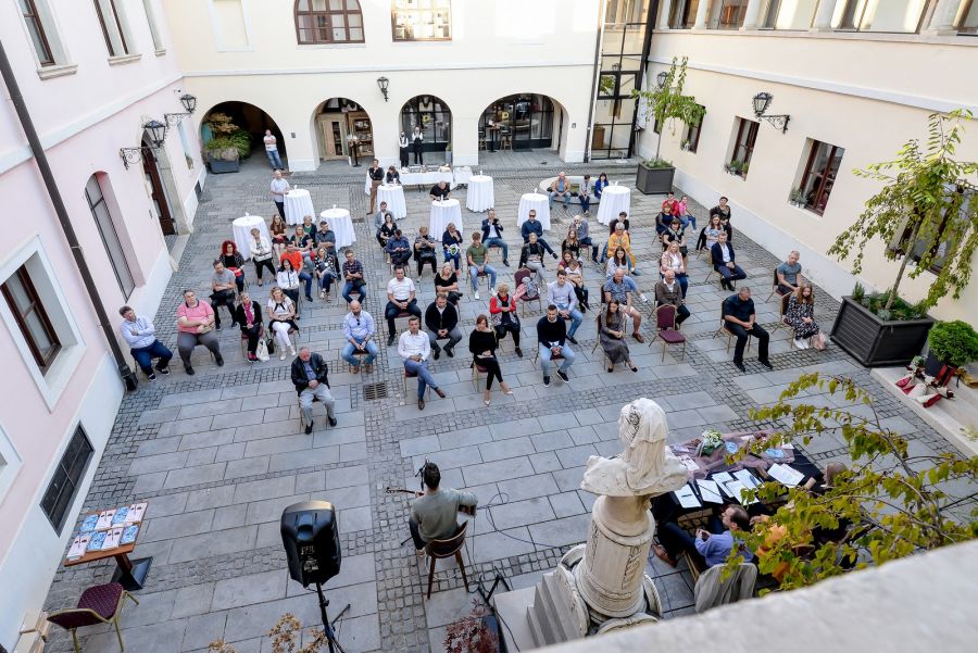 Ivanečki pjesnici u atriju priredili lijepu poetsko-glazbenu večer