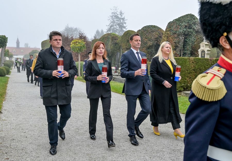 Na gradskom groblju u Varaždinu odana počast preminulima, izaslanstva Varaždinske županije, Grada Varaždina, PU varaždinske te članovi udruga branitelja  položili vijence i zapalili svijeće