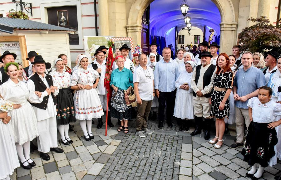 U atriju Županijske palače mnogobrojni posjetitelji uživali u reviji narodnih no&scaron;nji, nagrađivanim vinima i domaćim kolačima