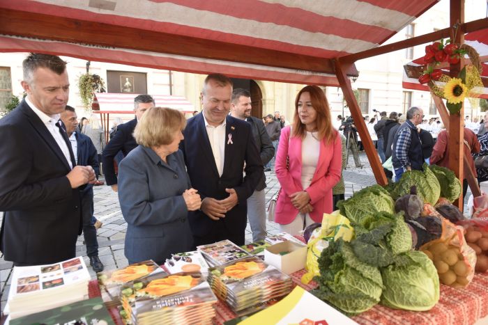 Brojni posjetitelji, mirisi tradicije i snaga ruralnog života ispunili varaždinski Franjevački trg — održana manifestacija „Ženska kreativnost u ruralnom životu“