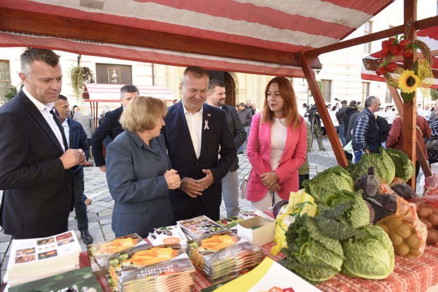 Brojni posjetitelji, mirisi tradicije i snaga ruralnog života ispunili varaždinski Franjevački trg — održana manifestacija „Ženska kreativnost u ruralnom životu“