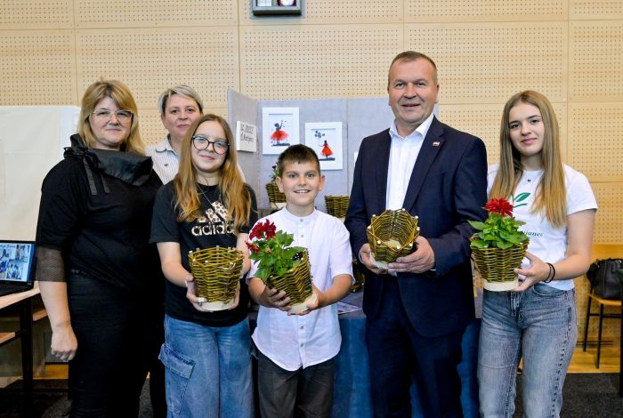 Gospodarska &scaron;kola Varaždin spojila tradiciju i budućnost: Smotra zadruga, Sajam vježbeničkih tvrtki i nova učionica na Dan &scaron;kole