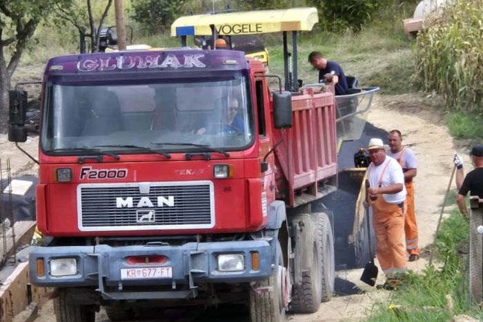 Zahvaljujući dobroj suradnji Općine i Županije obnavljaju se dvije prometnice u Brezničkom Humu