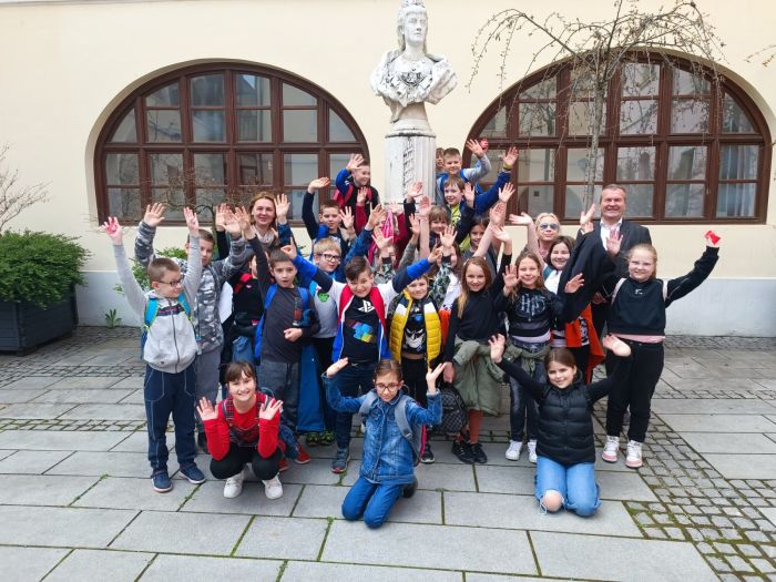 Županijsku palaču posjetili učenici Osnovne &scaron;kole Trnovec, župan ih upoznao s povije&scaron;ću Županije