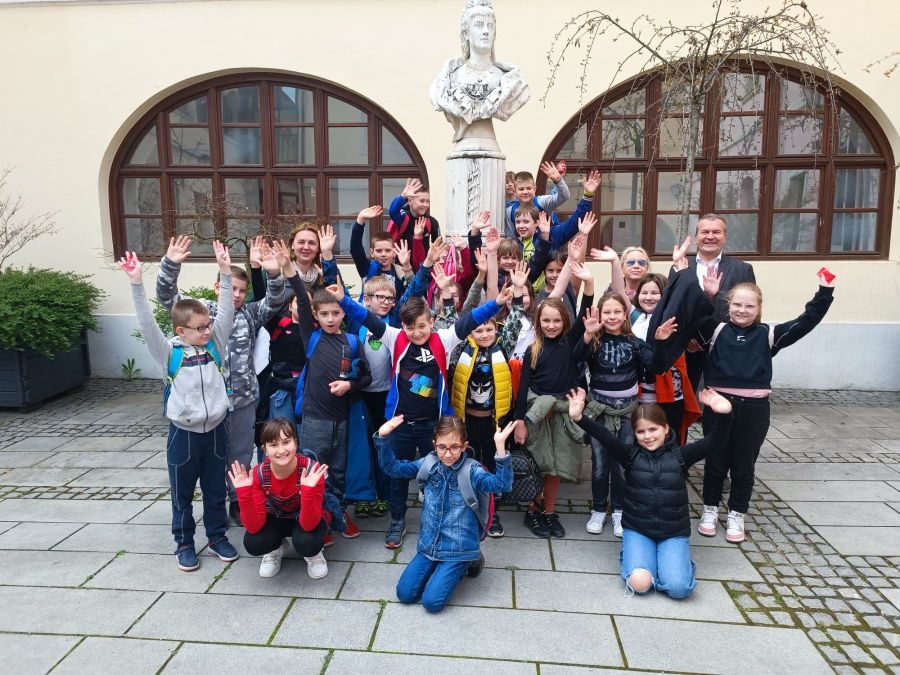 Županijsku palaču posjetili učenici Osnovne &scaron;kole Trnovec, župan ih upoznao s povije&scaron;ću Županije
