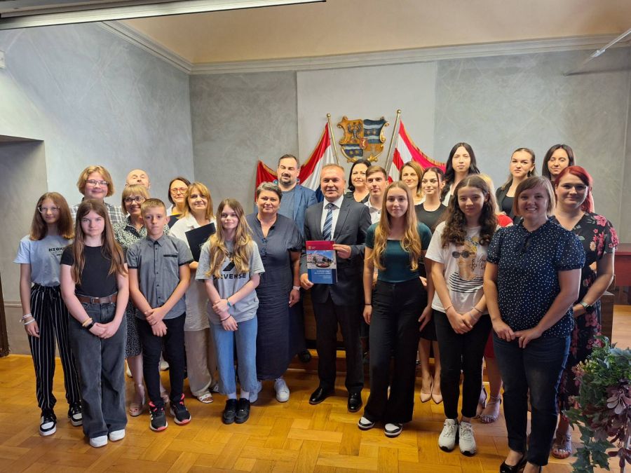 U Županijskoj palači u Varaždinu predstavljena prigodna bro&scaron;ura &bdquo;Građanski odgoj i obrazovanje u praksi 2023./2024.&ldquo;