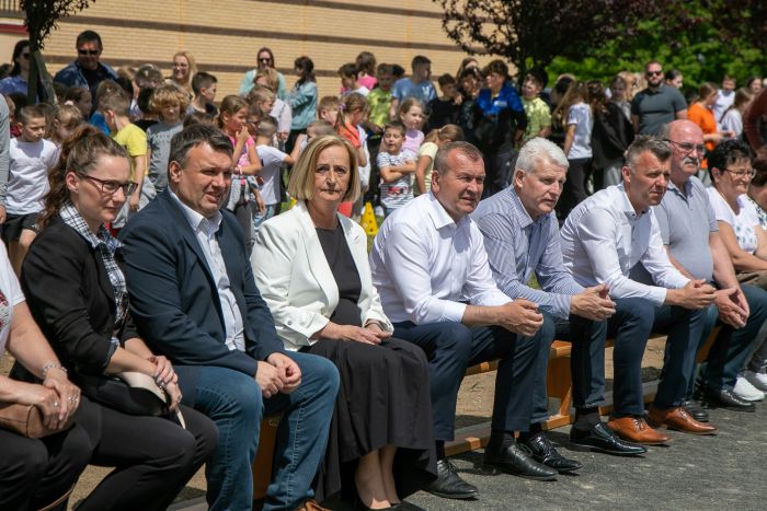 Učenici Osnovne &scaron;kole Sračinec dobili novouređeno igrali&scaron;te i atletsku stazu