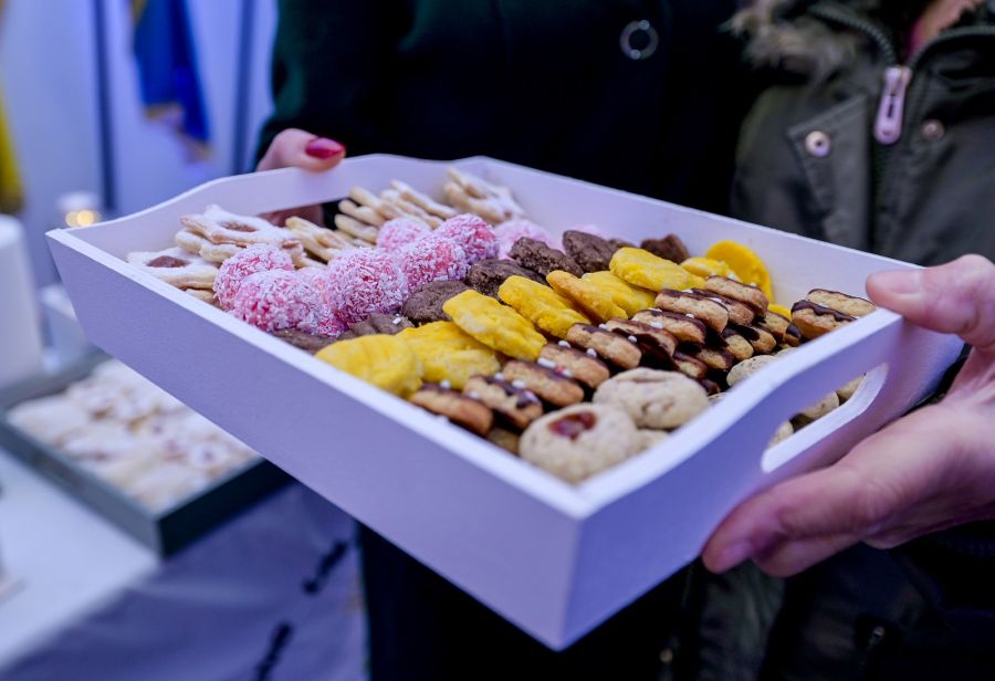 U subotu adventsko druženje ispred Županijske palače: čekaju vas fini domaći kolači, slasna sarma, čak i husarski poljupci