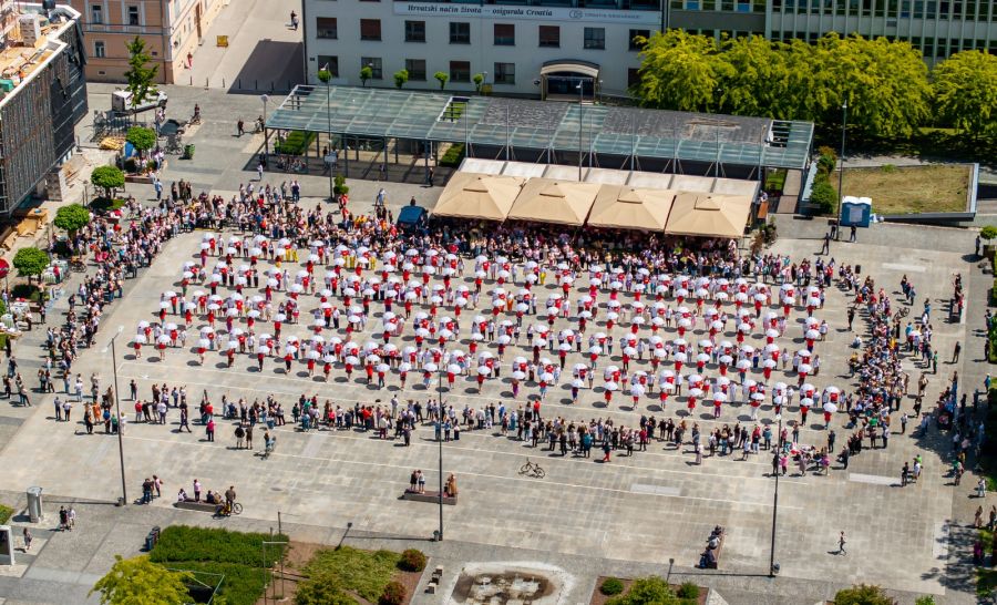 Na Kapucinskom trgu veselo i rasplesano;  vi&scaron;e od 600 maturanata plesalo Quadrillu