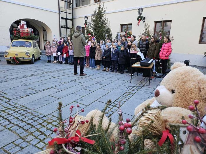 Zvonki glasovi Pjevačkog zbora Katoličke osnovne &scaron;kole Svete Ur&scaron;ule &bdquo;Ur&scaron;uline zvjezdice&ldquo; donijeli blagdansko ozračje u atrij Županijske palače