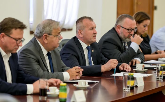 Potpredsjednik Vlade i ministar Branko Bačić  održao radni sastanak s županom i predstavnicima županijskih te državnih tvrtki