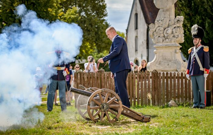 U čast Varaždinske županije župan Anđelko Stričak izveo pucanj iz topa Varaždinske građanske garde