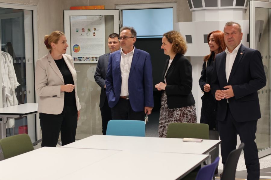 Ministrica kulture i medija Nina Obuljen Koržinek u pratnji gradonačelnika Bilića i župana Stričaka obi&scaron;la projekte koji se provode na području kulture
