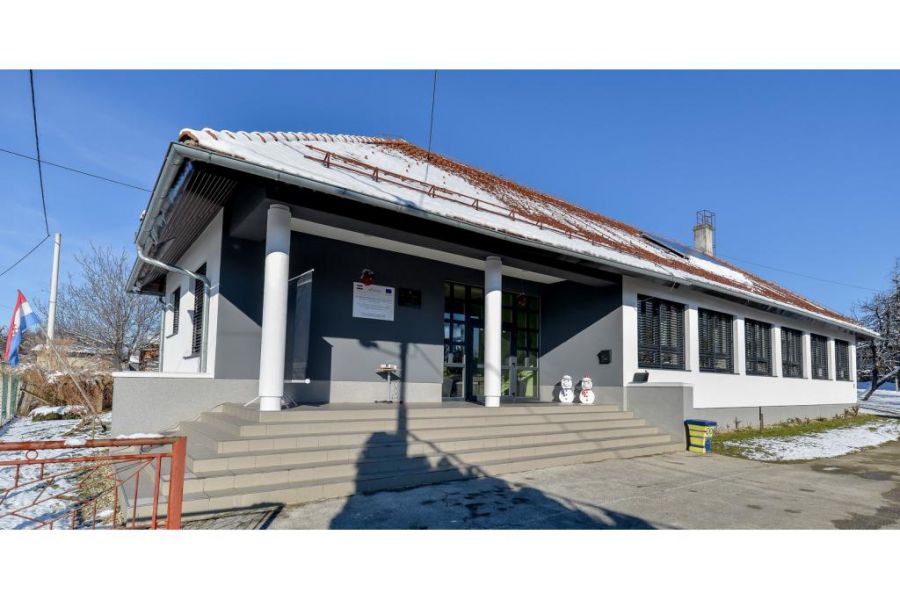 Završila energetska obnova Područnog odjela Gačice: škola ima novu fasadu i stolariju, kao i četiri solarna kolektora