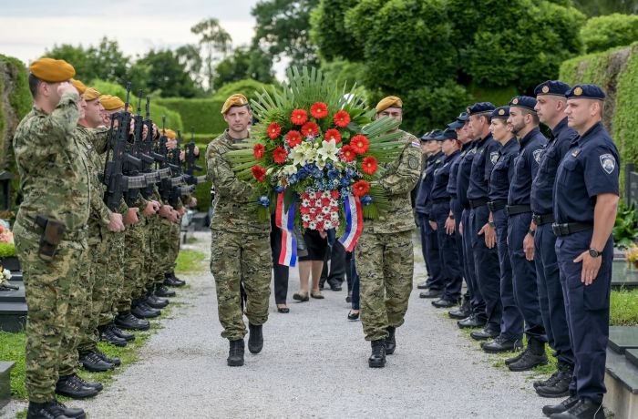 Uoči Dana državnosti Republike Hrvatske na Gradskom groblju u Varaždinu odana počast poginulim, preminulim te nestalim hrvatskim braniteljima