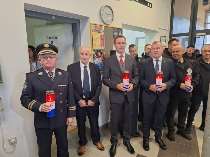 Odavanjem počasti poginulim, nestalim te preminulim policajcima i podjelom pohvalnica obilježen Dan policije i blagdan Svetog Mihaela